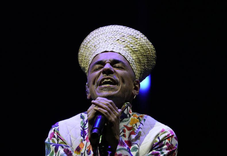 Rubén Albarrán, vocalista de Café Tacvba, durante su presentación en el festival Vive Latino en la Ciudad de México el 18 de marzo de 2023. La banda mexicana galardonada con el Grammy y el Latin Grammy, Café Tacvba, recibirá un Premio de la Herencia Hispana en una cermonia que se realizará en el Kennedy Center de la capital estadounidense el 7 de septiembre de 2023 y se transmitirá por PBS el 29 de septiembre, anunció la Fundación de la Herencia Hispana. (Foto AP/Fernando Llano)