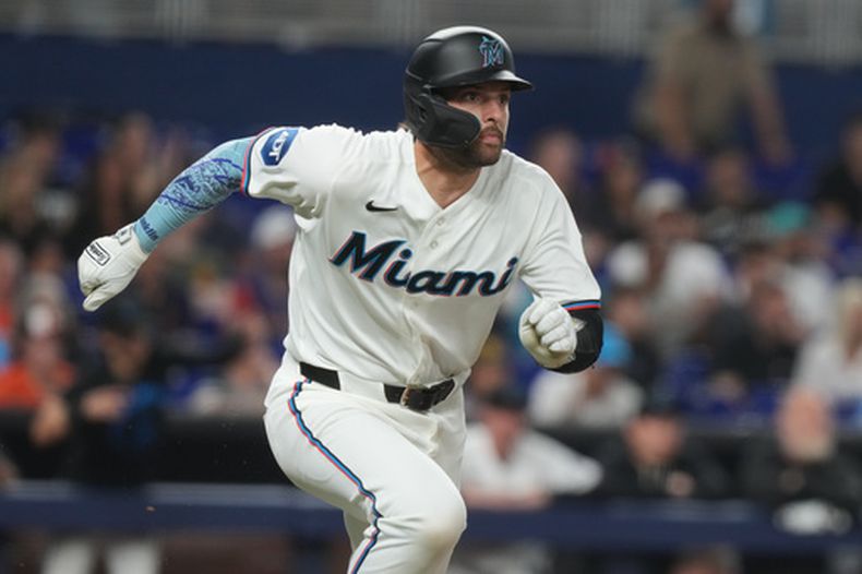 Joe Mack, de los Marlins de Miami, corre luego de batear un doble en el duelo del jueves 7 de mayo de 2026, ante los Orioles de Baltimore (AP Foto/Marta Lavandier)