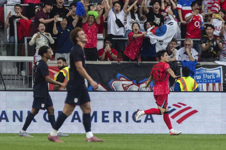 Lee Dong-gyeong, de la selección de Corea del Sur, festeja su tanto ante Estados Unidos, en un partido amistoso realizado el sábado 6 de septiembre de 2025, en Harrison, Nueva Jersey (AP Foto/Andres Kudacki)