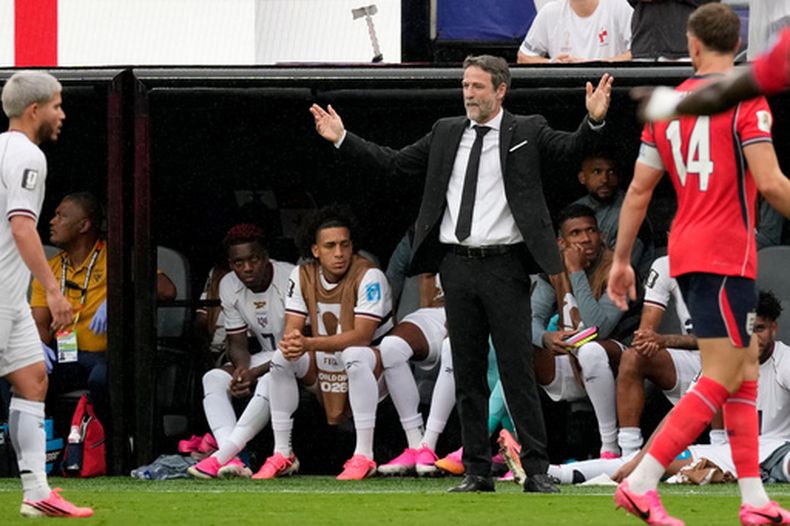 El seleccionador de Panamá, Thomas Christiansen, reacciona durante el partido de fútbol del Grupo L de la Copa Mundial entre Panamá e Inglaterra en East Rutherford, Nueva Jersey, EEUU, el sábado 27 de junio de 2026. (Foto AP/Seth Wenig)