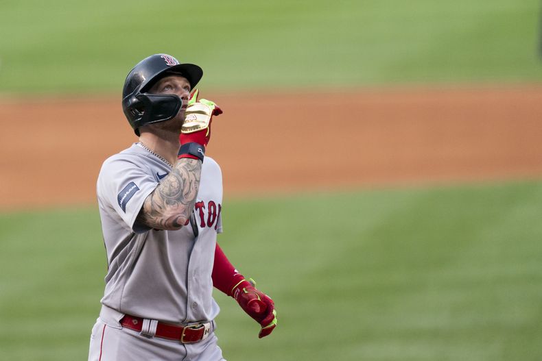 El mexicano Alex Verdugo, de los Medias Rojas d eBoston, celebra después de batear un jonrón ante los Nacionales de Washington el martes 15 de agosto de 2023 (AP Foto/Stephanie Scarbrough)