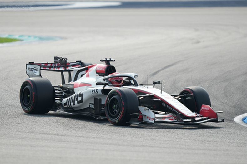Esteban Ocon al volante de su Haas durante la clasificación del Gran Premio de Baréin, el sábado 3 de octubre de 2026, en Sepang, Malasia. (AP Foto/Aijaz Rahi)61