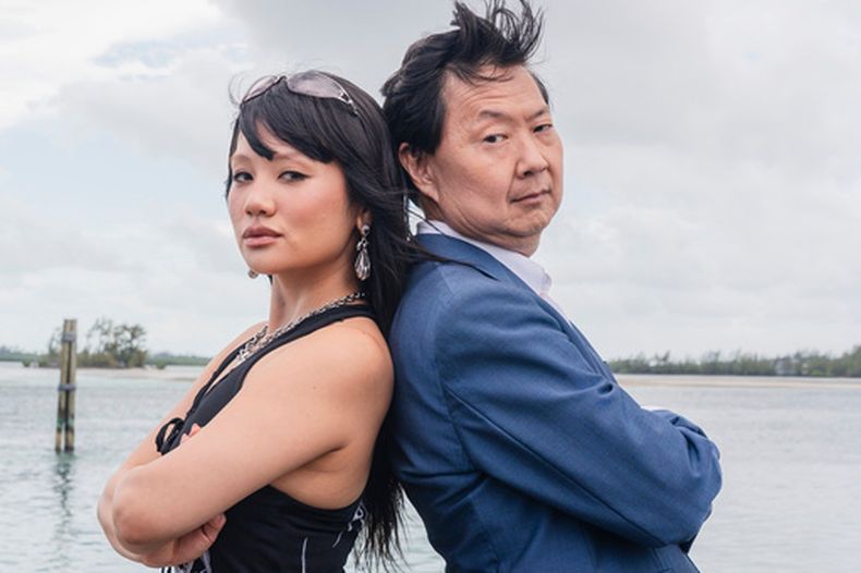 Esta imagen, difundida por Discovery Channel, muestra a la cantante de K-pop Rei Ami (izquierda) y al actor y comediante Ken Jeong —quienes aparecen en K-Pop Shark Heroes— dando inicio a la Shark Week (Semana del Tiburón) anual de Discovery. (Tito Herrera/Discovery Channel vía AP)