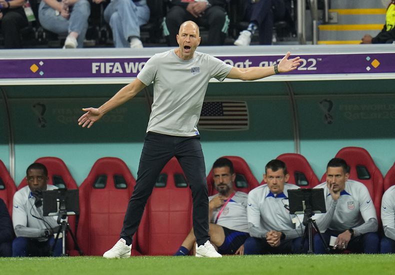 ARCHIVO - El entrenador de la selección varonil de Estados Unidos, Gregg Berhalter, gesticula durante un partido de fútbol durante la Copa del Mundo entre Inglaterra y Estados Unidos, en Al Khor, Qatar, el 25 de noviembre de 2022. (AP Foto/Julio Cortez, Archivo)