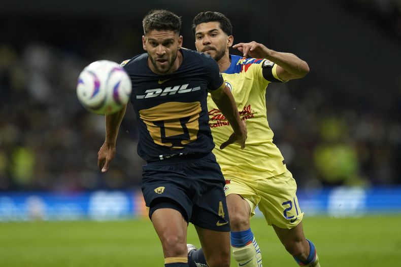 Lisandro Magallán (izquierda) de los Pumas UNAM y Henry Martín del América pugna por el balón en el partido de la Liga MX, el sábado 30 de septiembre de 2023. (AP Foto/Fernando Llano)