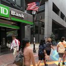 Peatones pasan frente a una sucursal del banco TD Bank, el 24 de junio de 2026, en Boston. (Foto AP/Charles Krupa, Archivo)