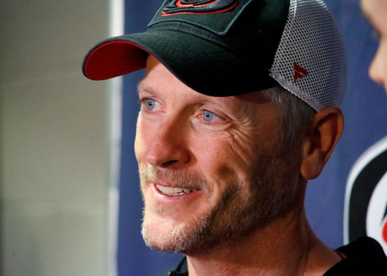 ARCHIVO - Tom Dundon, propietario mayoritario de los Hurricanes de Carolina, habla con los medios antes del inicio de un juego de hockey de la NHL entre los Rangers de Nueva York y los Hurricanes de Carolina en Raleigh, Carolina del Norte, el 19 de febrero de 2019. (Foto AP/Chris Seward, Archivo)