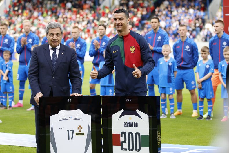 El astro portugués Cristiano Ronaldo es homenajeado previo al partido contra Islandia por las eliminatorias de la Eurocopa, el martes 20 de junio de 2023, en Reykjavík. (AP Foto/Brynjar Gunnarsson)