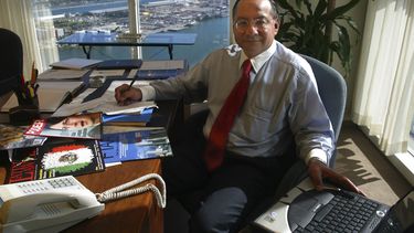 Manuel Rocha en su oficina en Steel Hector & Davis, en Miami, en enero de 2003. El exdiplomático estadounidense fue arrestado en 2023 acusado de ser un agente secreto de Cuba durante décadas. Antes de su arresto hubo muchas señales de alerta. (Foto, Raúl Rubiera/Miami Herald vía AP)