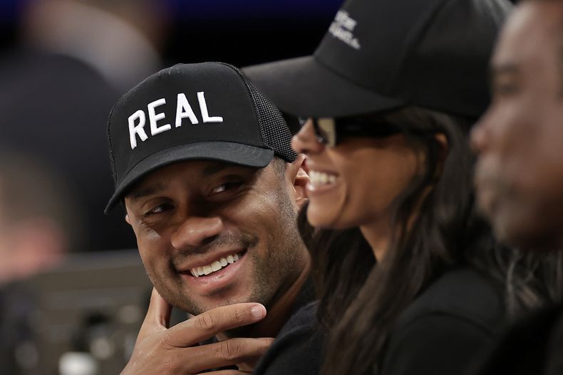Russell Wilson, quarterback de los Giants de Nueva York, sonríe con su esposa Ciara durante la segunda mitad del juego de baloncesto de la NBA entre los Clippers de Los Ángeles y los Knicks de Nueva York el miércoles 26 de marzo de 2025, en Nueva York. (AP Foto/Adam Hunger)