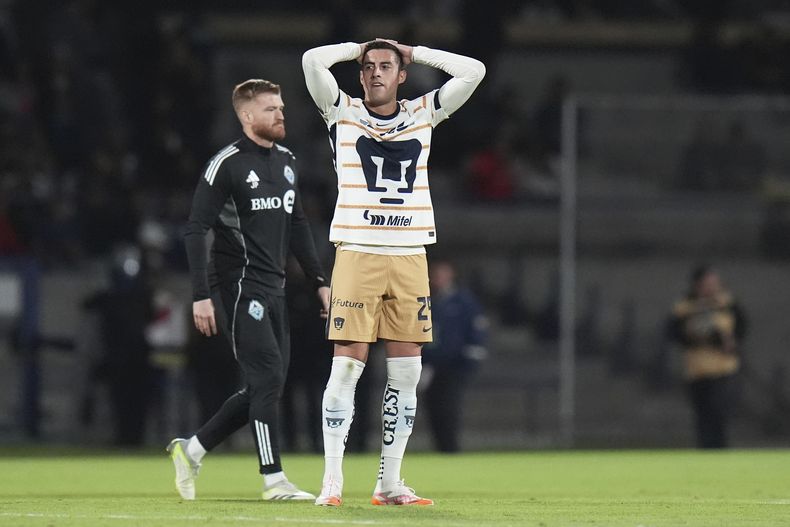 Rogelio Funes Mori, de Pumas de México, se lamenta tras la eliminación ante los Whitecaps de Vancouver en la Copa de Campeones de la CONCACAF, el miércoles 9 de abril de 2025 (AP Foto/Eduardo Verdugo)