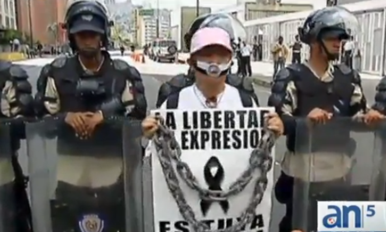 A los dos jóvenes se les permitió por unos minutos ver a sus familiares pero luego volvieron a permanecer incomunicados.