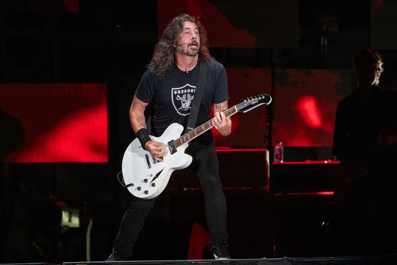 ARCHIVO - Dave Grohl de Foo Fighters se presenta en el Festival dété de Québec, el 8 de julio de 2023, en Plains of Abraham en la ciudad de Quebec. (Foto de Amy Harris/Invision/AP, Archivo)