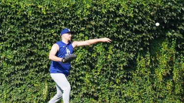Tarik Skubal, lanzador de los Dodgers de Los Ángeles, calienta el brazo previo al partido de béisbol de Grandes Ligas contra los Cachorros de Chicago, el lunes 3 de agosto de 2026, en Chicago. (AP Foto/David Banks)