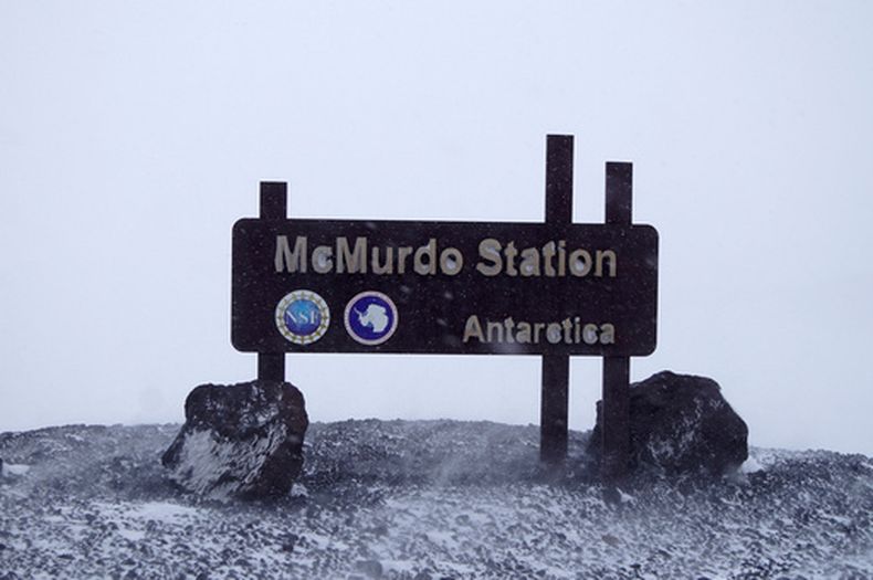 ARCHIVO - Un cartel, fotografiado en la estación McMurdo, una base de investigación de Estados Unidos en la Antártida, el 4 de diciembre de 2018. (National Science Foundation vía AP, archivo)