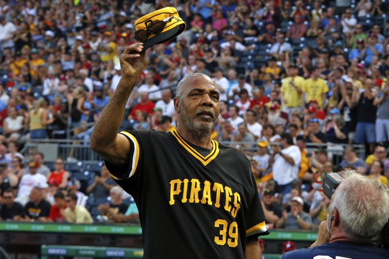 ARCHIVO - Dave Parker, miembro del equipo campeón de la Serie Mundial de los Piratas de Pittsburgh de 1979, saluda con la gorra durante una ceremonia previa al partido en honor al equipo antes de un juego de béisbol entre los Piratas de Pittsburgh y los Filis de Filadelfia en Pittsburgh, el sábado 20 de julio de 2019. (AP Photo/Gene J. Puskar, Archivo)