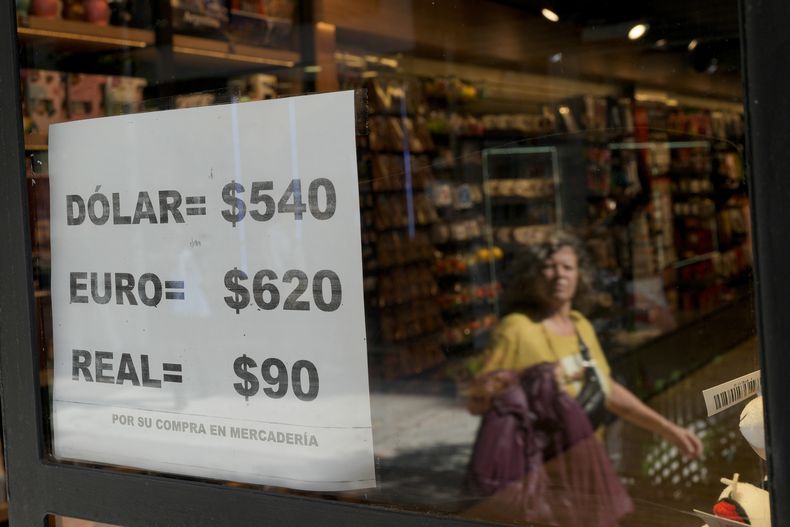 Un letrero en una tienda presenta los tipos de cambio no oficiales el miércoles 26 de abril de 2023, en Buenos Aires, Argentina. (AP Foto/Natacha Pisarenko)