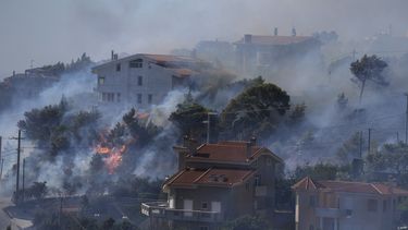 El fuego amenaza suburbios de Atenas por segundo día