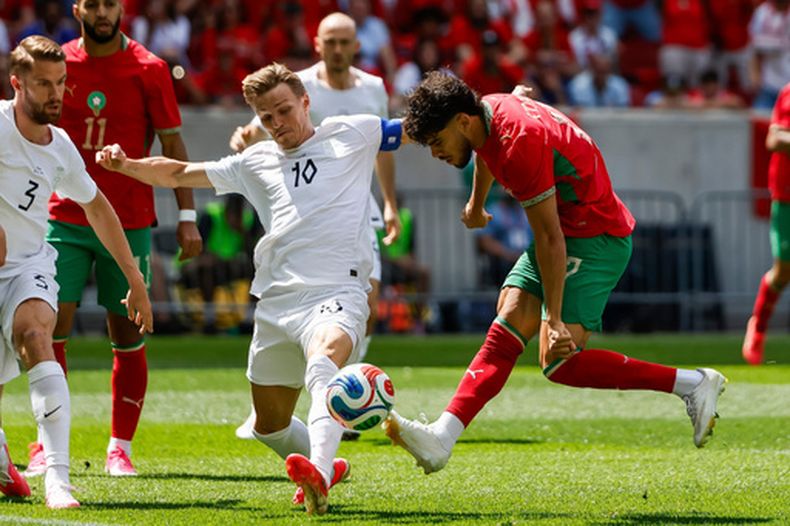 El volante noruego Martin Odegaard (10) pugna por el balón con el delantero marroquí Abde Ezzalzouli durante un partido amistoso, el domingo 7 de junio de 2026, en Harrison, Nueva Jersey. (AP Foto/Eduardo Muñoz Álvarez)