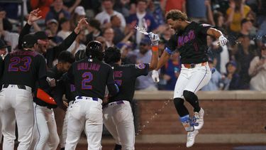 MJ Melendez, de los Mets de Nueva York, celebra con sus compañeros después de batear un cuadrangular con el que su equipo dejó tendidos en el terreno a los Marlins de Miami al remolcar a Vidal Bruján en la 10ma entrada, el viernes 29 de mayo de 2026, en Nueva York. (AP Foto/Pamela Smith)