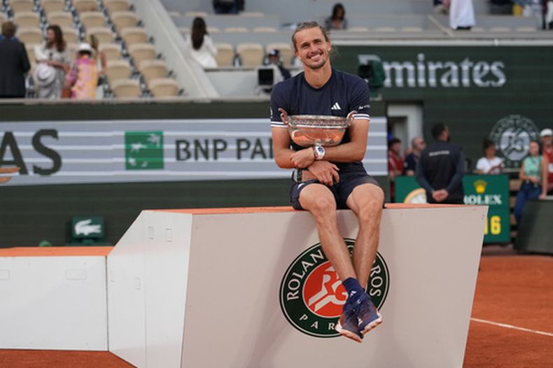 El alemán Alexander Zverev celebra con el trofeo tras ganar la final de Roland Garros al superar al italiano Flavio Cobolli el domingo 7 de junio del 2026. (AP Foto/Christophe Ena)