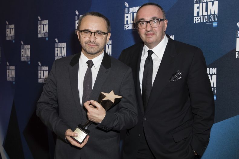 En esta imagen de archivo, los directores Andrey Zvyagintsev y Alexander Rodnyansky (derecha), posan para los fotógrafos tras recibir el premio a la mejor película en la competición oficial del Festival de Cine de Londres por su cinta Loveless, en Londres, el 14 de octubre de 2017. (Foto de Vianney Le Caer/Invision/AP, archivo)