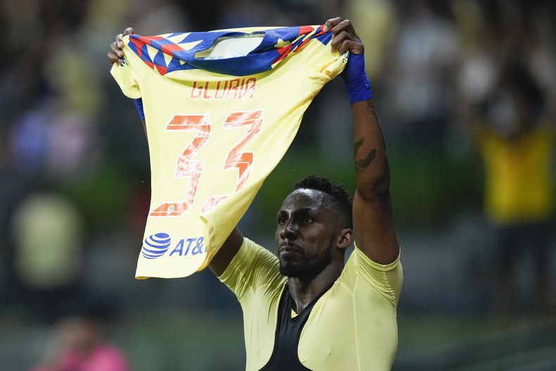 Julián Quiñones, delantero del América, festeja luego de anotar ante Pachuca en la vuelta de los cuartos de final de la Liga MX, el sábado 11 de mayo de 2024. (AP Foto/Fernando Llano)