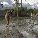 La gente intenta quitar el barro de una calle una semana después de que el huracán Oscar azotara la ciudad de Imías en la provincia de Guantánamo, Cuba, el martes 29 de octubre de 2024. (AP Foto/Ariel Ley, Pool)