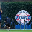 El ex primera base de los Cachorros de Chicago, Anthony Rizzo, sostiene el trofeo de campeonato de la Serie Mundial de 2016 mientras camina por el campo antes de un partido de béisbol entre los Mellizos de Minnesota y los Cachorros de Chicago en Chicago, el sábado 18 de julio de 2026. (Foto AP/Nam Y. Huh)