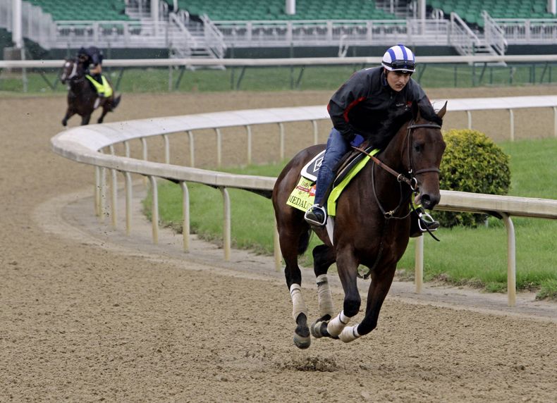 El jinete de pr&aacute;ctica Faustino Aguilar monta a Medal Count en una pr&aacute;ctica para el Derby de Kentucky el mi&eacute;rcoles, 30 de abril de 2014, en Louisville, Kentucky. (AP Photo/Garry Jones)