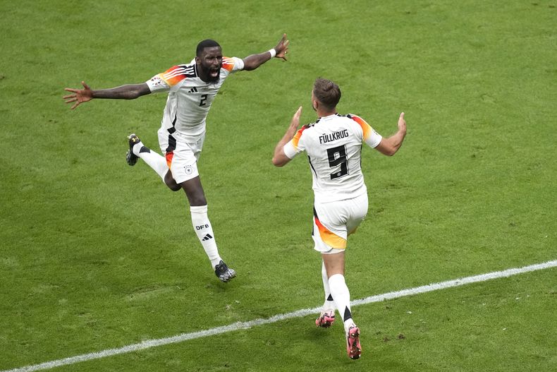 Niclas Fuellkrug celebra con su compatriota alemán Antonio Ruediger tras anotar en el encuentro ante Suiza del Grupo A de la Eurocopa el domingo 23 de junio del 2024. (AP Foto/Michael Probst)