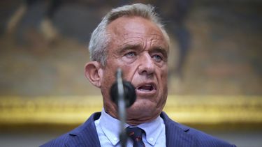El secretario de Salud y Servicios Humanos de EEUU, Robert F. Kennedy Jr., habla en la Casa Blanca, en Washington, el lunes 22 de septiembre de 2025 durante un evento con el presidente Donald Trump. (AP Foto/Mark Schiefelbein)