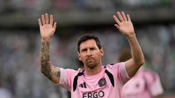 Lionel Messi de Inter Miami saluda a los aficionados antes del inicio de un partido amistoso internacional de fútbol contra el Atlético Nacional de Colombia en Medellín, Colombia, el sábado 31 de enero de 2026. (Foto AP/Fernando Vergara)
