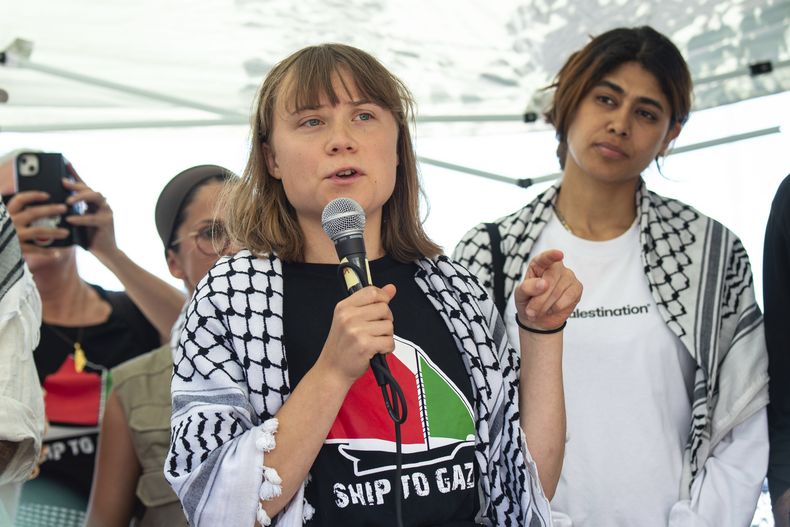 La activista Greta Thunberg habla con periodistas en Catania, Italia, el 1 de junio del 2025. (AP foto/Salvatore Cavalli)