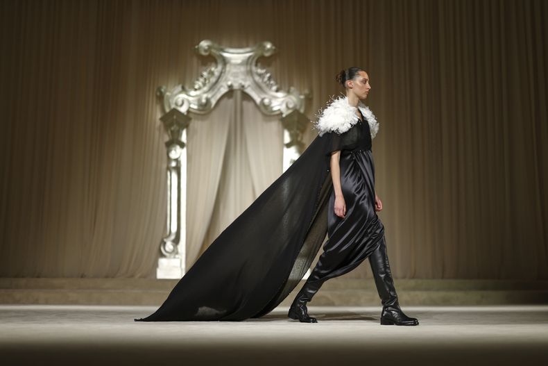 Una modelo luce una creación de la colección de Alta Costura Otoño-Invierno 2025/26 de Chanel presentada el martes 8 de julio de 2025 en París. (Foto AP/Tom Nicholson)