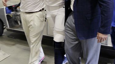 americateve | El querterback de los Rams Sam Bradford (8) es ayudado a llegar a los vestuarios tras lesionarse una pierna contra Carolina el 20 de octubre del 2013. Se confirm&oacute; que Bradford sufri&oacute; una rotura de los ligamentos de la rodilla izquierda y no