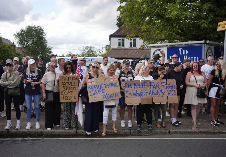 Manifestantes ante el Bell Hotel en la localidad de Epping, Essex, Inglaerra, el domingo 20 de julio de 2025. (Yui Mok/PA via AP)