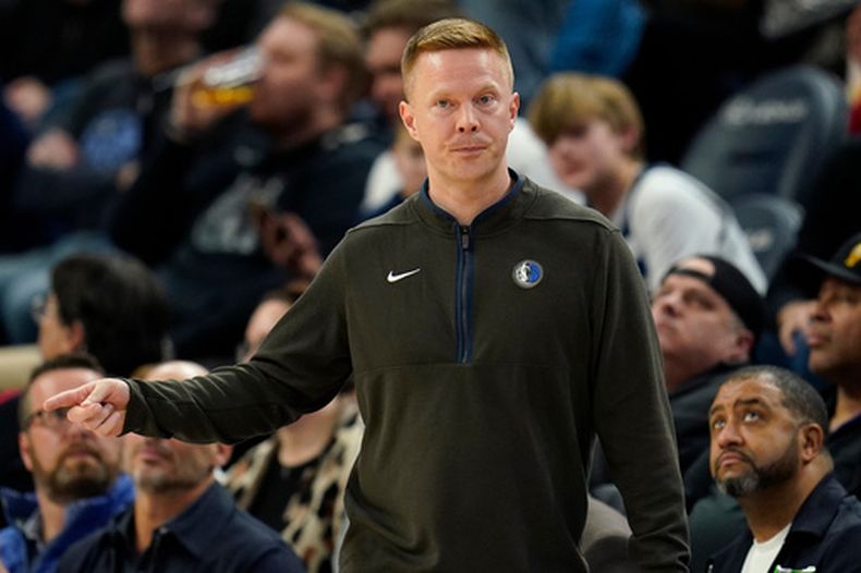 ARCHIVO - Sean Sweeney, el entrenador asistente de los Mavericks de Dallas, dirige al equipo durante la segunda mitad de un partido de baloncesto de la NBA contra los Timberwolves de Minnesota, el 19 de diciembre de 2022, en Minneapolis. (Foto de archivo de AP/Abbie Parr)