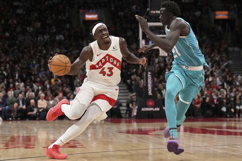 Pascal Siakam, alero de los Raptors de Toronto, avanza frente a JT Thor, de los Hornets de Chalotte, en el encuentro del lunes 18 de diciembre de 2023 (Nathan Denette/The Canadian Press via AP)