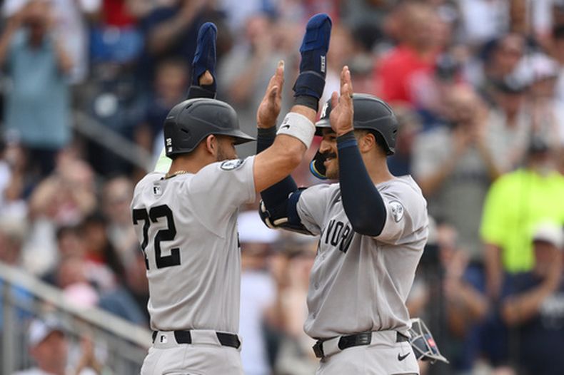 Trent Grisham, derecha, de los Yankees de Nueva York, celebra su jonrón de dos carreras con Jose Caballero (72) durante la octava entrada del juego de béisbol de Grandes Ligas contra los Nacionales de Washington, el sábado 11 de julio de 2026, en Washington. (AP Foto/Nick Wass)