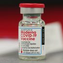 FDA aprueba mezclar vacunas contra COVID; respalda refuerzos
