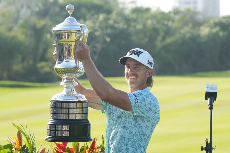 Jake Knapp, de los Estados Unidos, levanta su trofeo durante la ceremonia de premiación tras conquistar el torneo de golf Abierto de México, en Puerto Vallarta, México, el domingo 25 de febrero de 2024. (AP Foto/Fernando Llano)