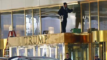 Un trabajador limpia las ventanas del Hotel Internacional Trump, el jueves 2 de enero de 2025, en Las Vegas. (Bizuayehu Tesfaye/Las Vegas Review-Journal via AP)