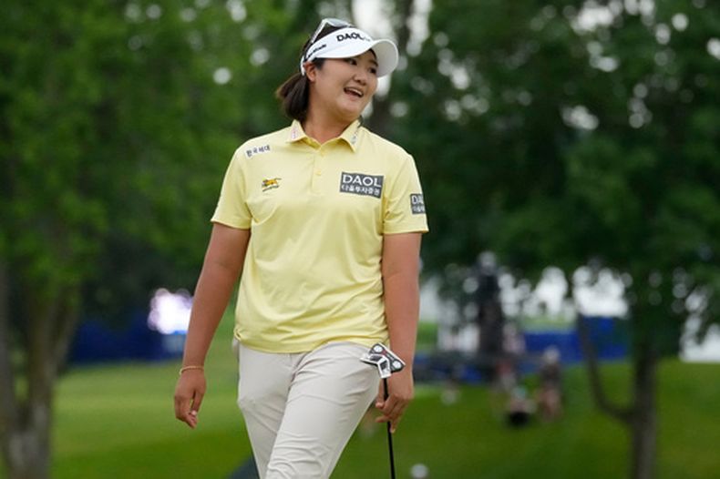 Haeran Ryu, de Corea del Sur, reacciona en el green del hoyo 18 tras un putt durante la ronda final del torneo de golf del Campeonato de la PGA Femenil en el Hazeltine National Golf Club, el domingo 28 de junio de 2026, en Chaska, Minnesota. (Foto AP/Chris Carlson)