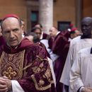 Esta imagen proporcionada por Focus Features muestra a Ralph Fiennes en una escena de Cónclave.(Focus Features via AP)