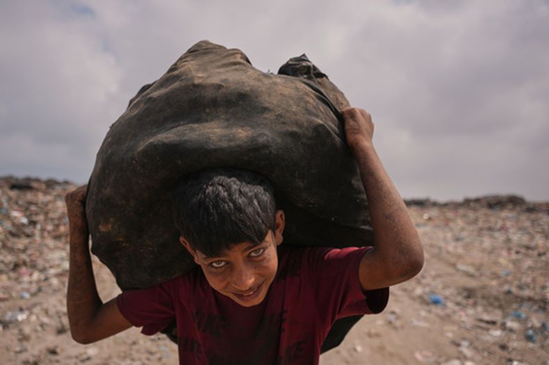Un palestino con una bolsa tras ir a un basural en Deir al-Balah, Franja de Gaza, el 23 de julio del 2026. (AP foto/Abdel Kareem Hana)
