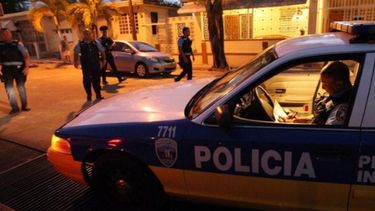 en la calle la policia para poner orden en esta noche de halloween