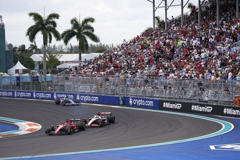 ARCHIVO - Charles Leclerc aventaja Kevin Magnussen y Esteban Ocon durante el Gran Premio de Miami, el domingo 7 de mayo de 2023, en Miami Gardens, Florida. (AP Foto/Rebecca Blackwell)