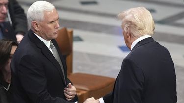ARCHIVO - El presidente electo Donald Trump, derecho, estrecha mano con el exvicepresidente Mike Pence antes del funeral de Estado del expresidente Jimmy Carter en la Catedral Nacional de Washington, el 9 de enero de 2025. (AP Foto/Jacquelyn Martin, archivo)