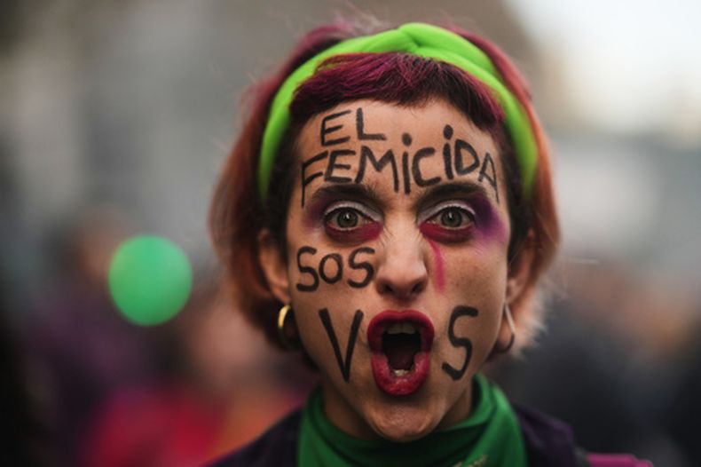 Una manifestante posa para una foto con el rostro pintado con la frase El femicida sos vos, durante una marcha que conmemora el aniversario del movimiento feminista Ni Una Menos en Buenos Aires, Argentina, el miércoles 3 de junio de 2026. (Foto AP/Natacha Pisarenko)